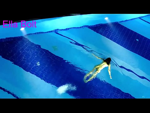 ❤️ Handikwanise kumira kuona, mudiki blonde akabatwa achishambira asina kupfeka muELLA BOLT resort pool kwatiri sn.dewporn.ru ❤